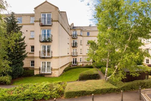 415 Lovely and central 2 bedroom apartment with secure parking - image 4