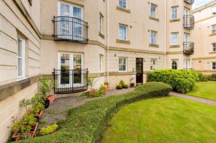 415 Lovely and central 2 bedroom apartment with secure parking - image 5