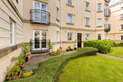 415 Lovely and central 2 bedroom apartment with secure parking - image 5
