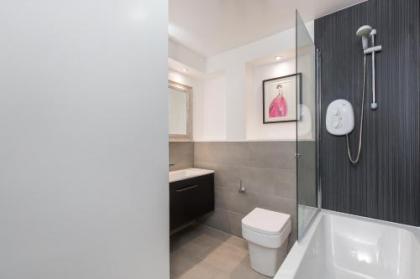 415 Lovely and central 2 bedroom apartment with secure parking - image 6