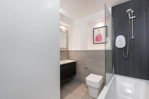 415 Lovely and central 2 bedroom apartment with secure parking - image 6