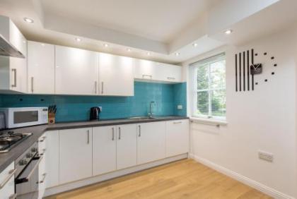 415 Lovely and central 2 bedroom apartment with secure parking - image 7