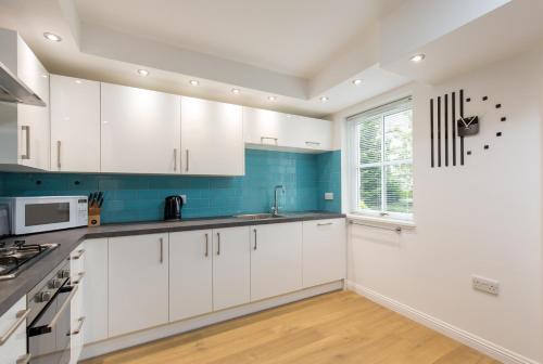 415 Lovely and central 2 bedroom apartment with secure parking - image 7