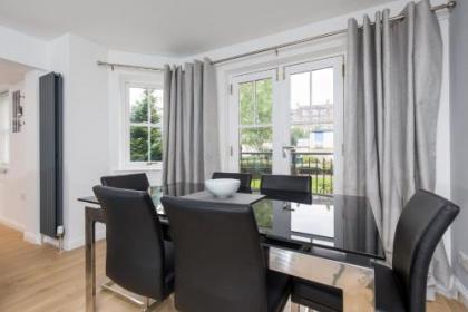415 Lovely and central 2 bedroom apartment with secure parking - image 8