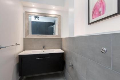 415 Lovely and central 2 bedroom apartment with secure parking - image 9