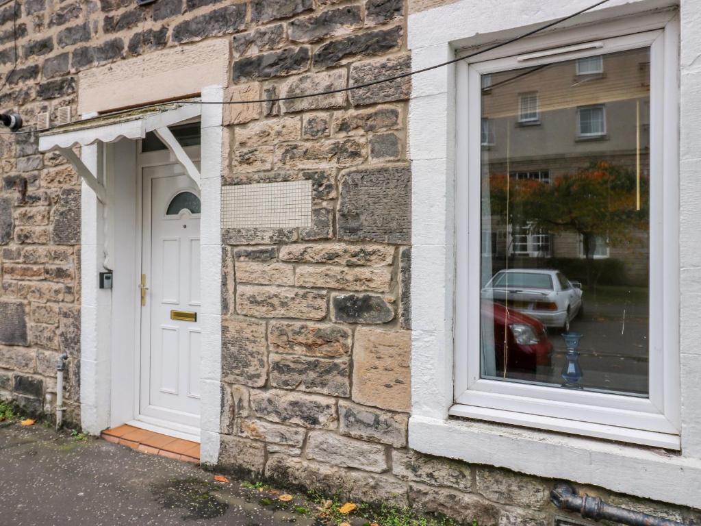 13 Stead's Place - image 2