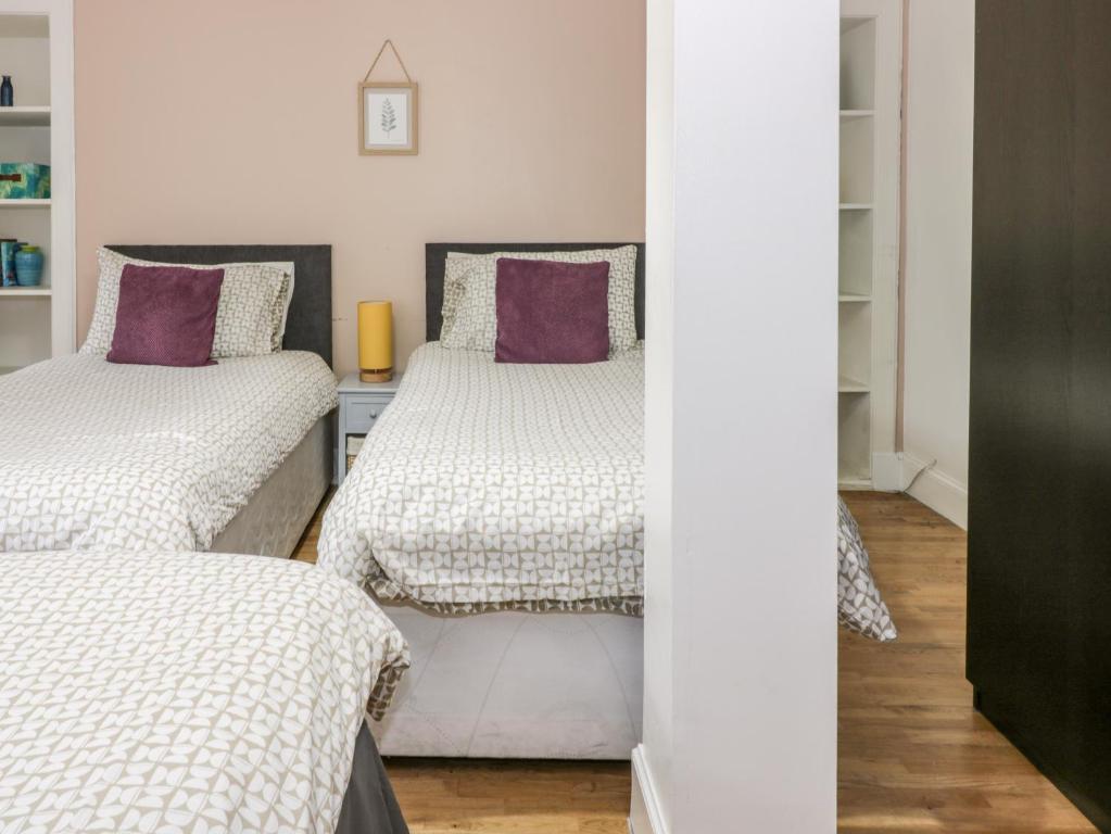 13 Stead's Place - image 3