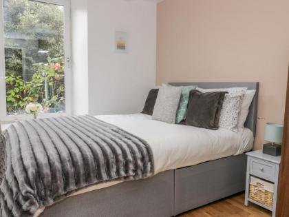 13 Stead's Place - image 4