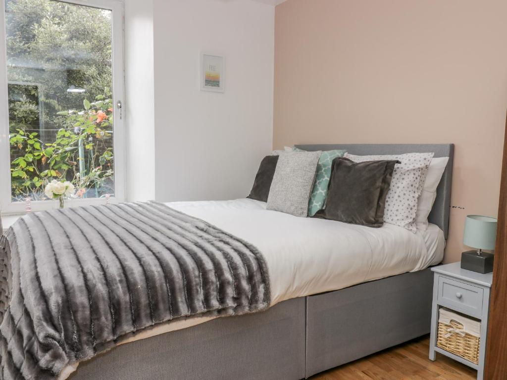 13 Stead's Place - image 4