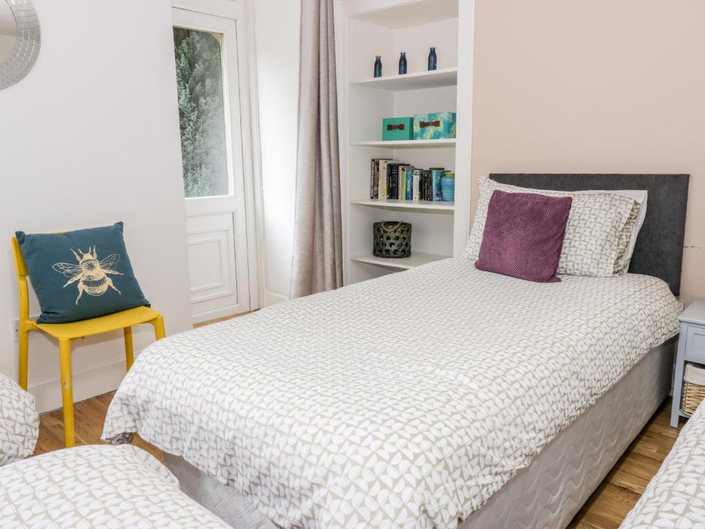 13 Stead's Place - image 5
