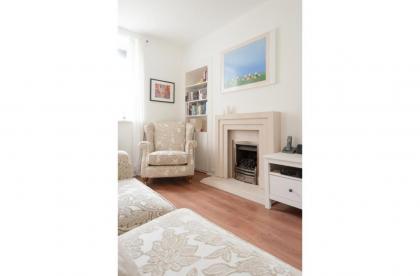 Dean Village Cottage - image 6