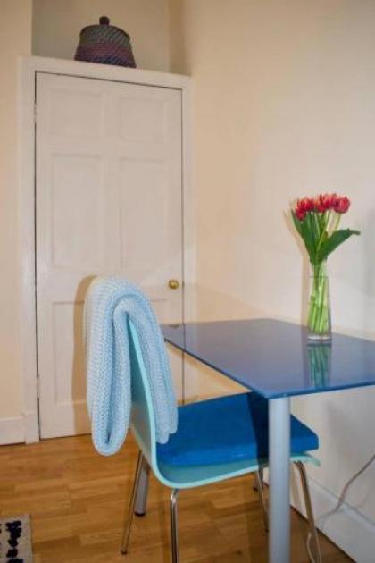 Spacious 2 Bedroom City Centre Flat - image 10