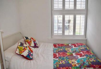 Spacious 2 Bedroom City Centre Flat - image 11