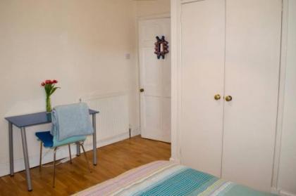 Spacious 2 Bedroom City Centre Flat - image 13