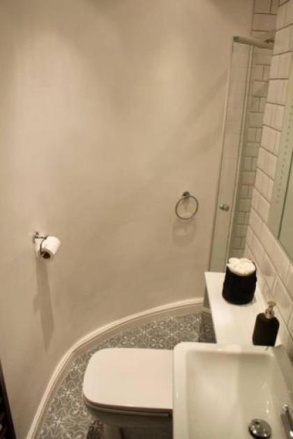 Spacious 2 Bedroom City Centre Flat - image 15