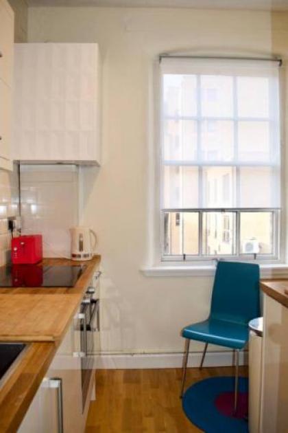 Spacious 2 Bedroom City Centre Flat - image 2