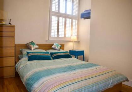 Spacious 2 Bedroom City Centre Flat - image 3
