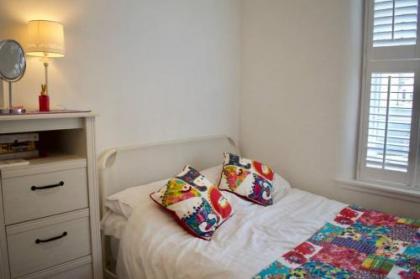 Spacious 2 Bedroom City Centre Flat - image 4
