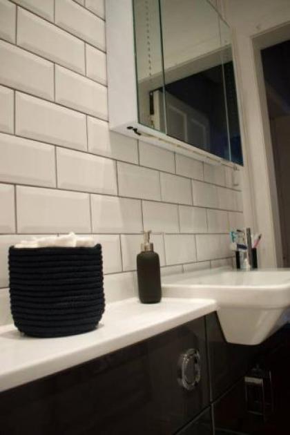 Spacious 2 Bedroom City Centre Flat - image 5