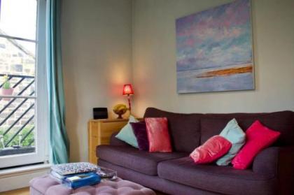 Spacious 2 Bedroom City Centre Flat - image 6