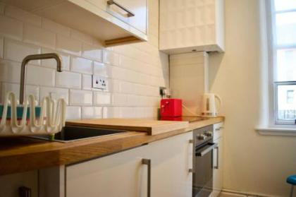 Spacious 2 Bedroom City Centre Flat - image 8