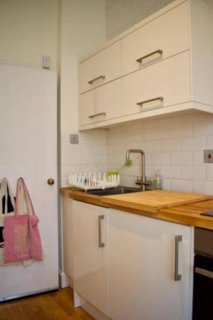 Spacious 2 Bedroom City Centre Flat - image 9