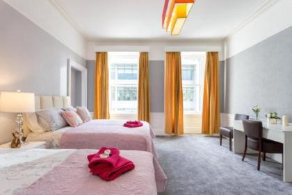 Stunning 2-Bed Apartment in Central Edinburgh - image 1