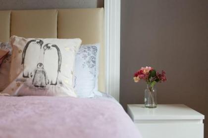 Stunning 2-Bed Apartment in Central Edinburgh - image 10