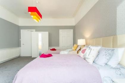 Stunning 2-Bed Apartment in Central Edinburgh - image 13