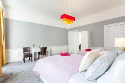 Stunning 2-Bed Apartment in Central Edinburgh - image 14