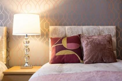 Stunning 2-Bed Apartment in Central Edinburgh - image 17