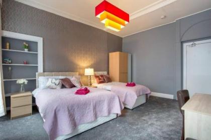 Stunning 2-Bed Apartment in Central Edinburgh - image 19