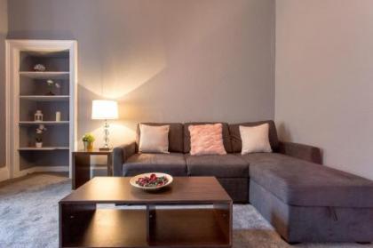 Stunning 2-Bed Apartment in Central Edinburgh - image 2