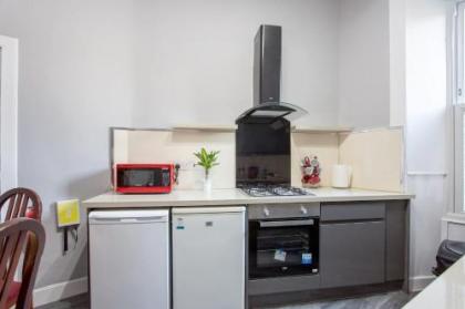 Stunning 2-Bed Apartment in Central Edinburgh - image 4