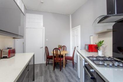 Stunning 2-Bed Apartment in Central Edinburgh - image 5
