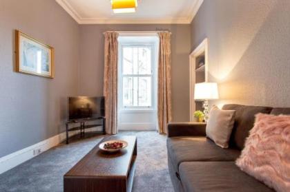 Stunning 2-Bed Apartment in Central Edinburgh - image 6