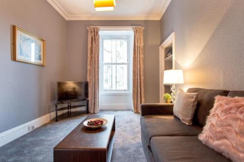 Stunning 2-Bed Apartment in Central Edinburgh - image 6