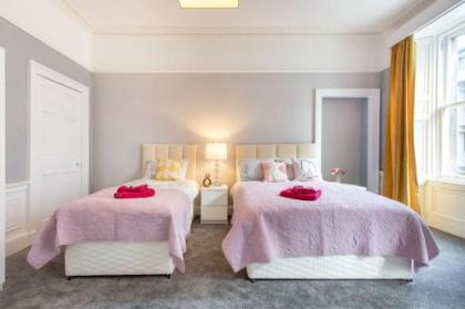 Stunning 2-Bed Apartment in Central Edinburgh - image 7