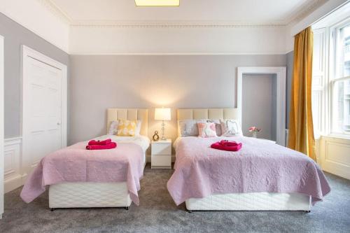 Stunning 2-Bed Apartment in Central Edinburgh - image 7
