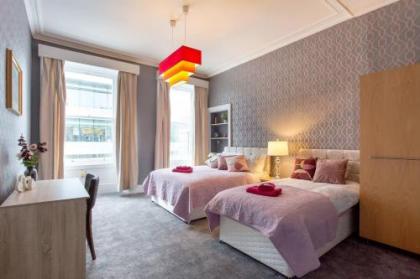 Stunning 2-Bed Apartment in Central Edinburgh - image 8