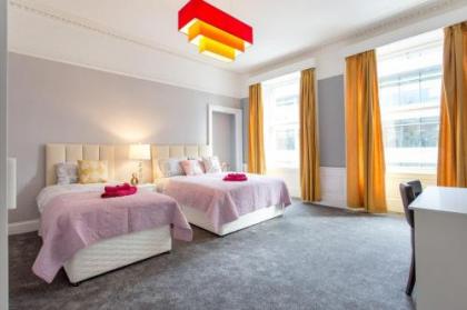 Stunning 2-Bed Apartment in Central Edinburgh - image 9