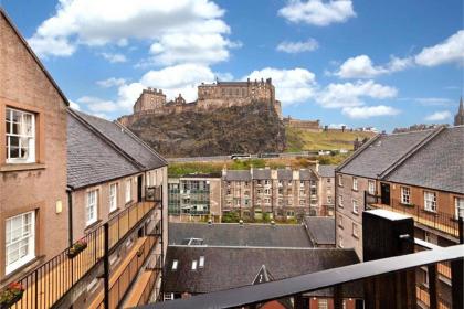 Castle Vista Grassmarket Apartment - image 2
