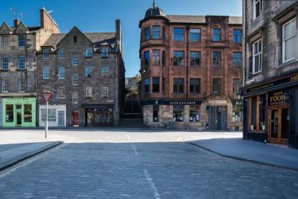 Castle Vista Grassmarket Apartment - image 3