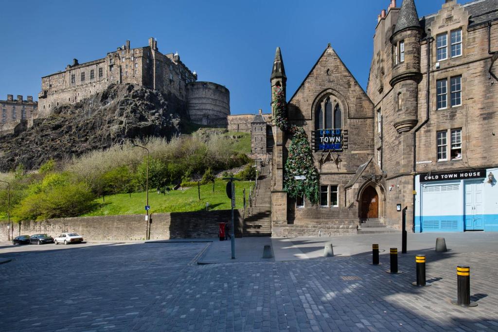 Castle Vista Grassmarket Apartment - image 4