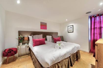 Light and spacious flat in the Heart of Edinburgh - image 12