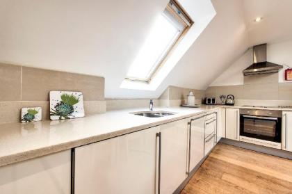 Light and spacious flat in the Heart of Edinburgh - image 20