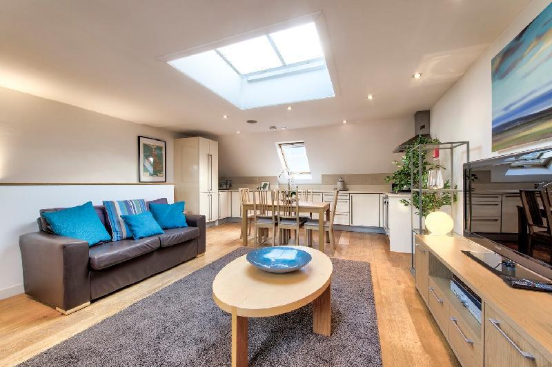 Light and spacious flat in the Heart of Edinburgh - image 3