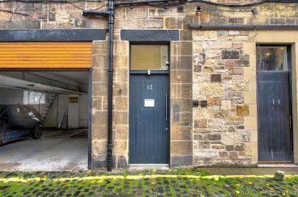 Light and spacious flat in the Heart of Edinburgh - image 4