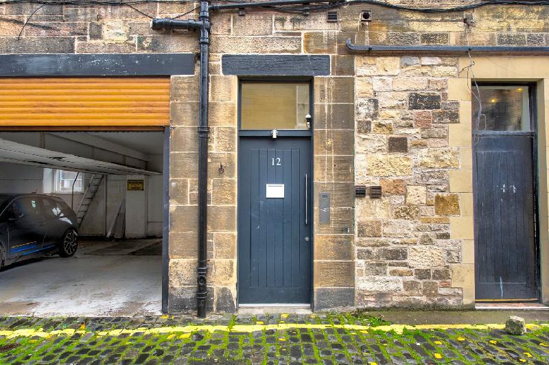 Light and spacious flat in the Heart of Edinburgh - image 4