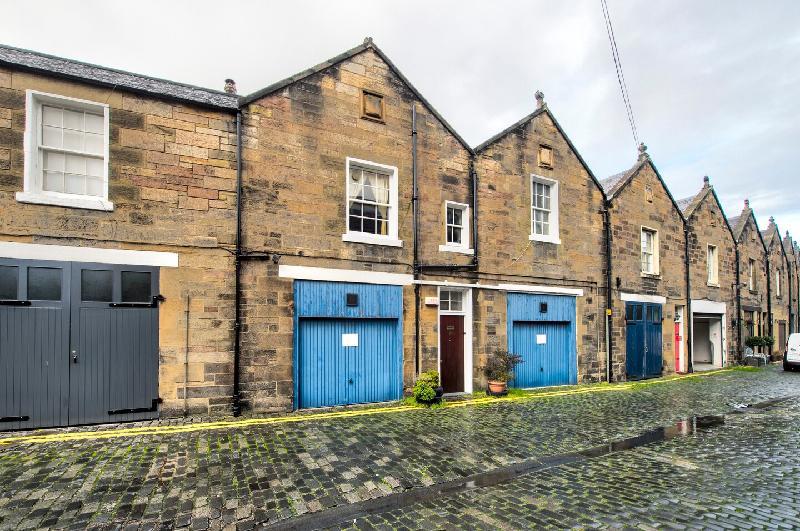 Light and spacious flat in the Heart of Edinburgh - image 5